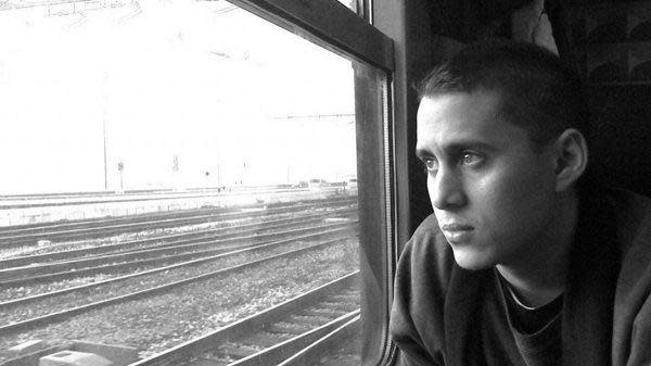 Canserbero mirando desde un tren