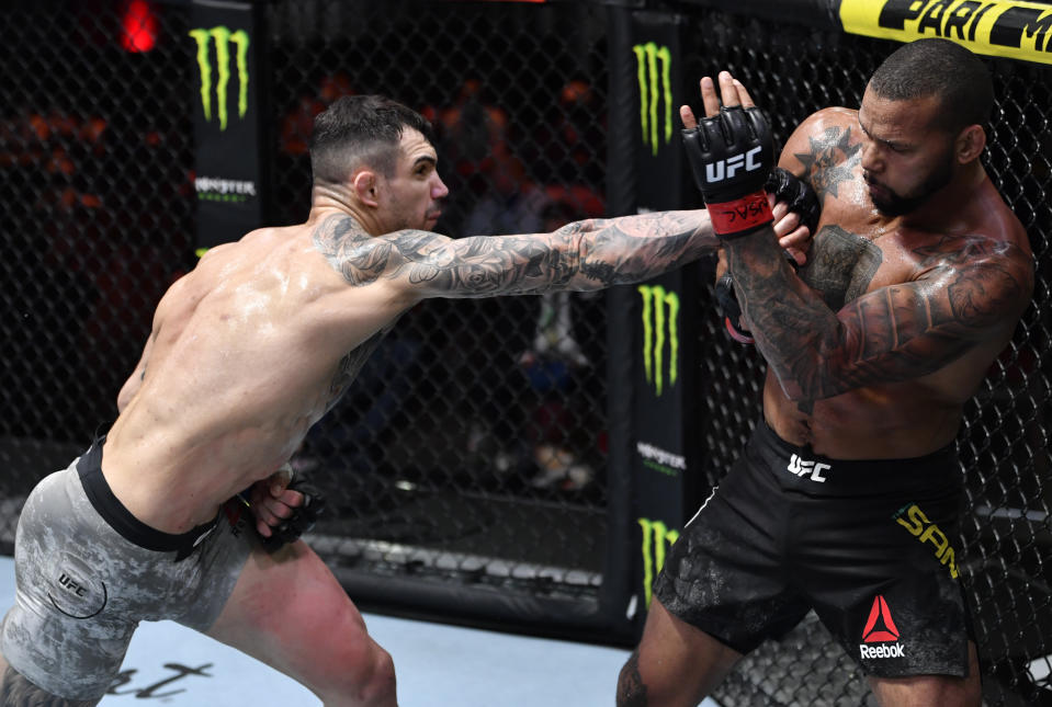 LAS VEGAS, NEVADA - 6 DE MARZO: (LR) Aleksandar Rakic ​​de Austria golpea a Thiago Santos de Brasil en su pelea de peso semipesado durante el evento UFC 259 en UFC APEX el 6 de marzo de 2021 en Las Vegas, Nevada.  (Foto de Jeff Bottari/Zuffa LLC)