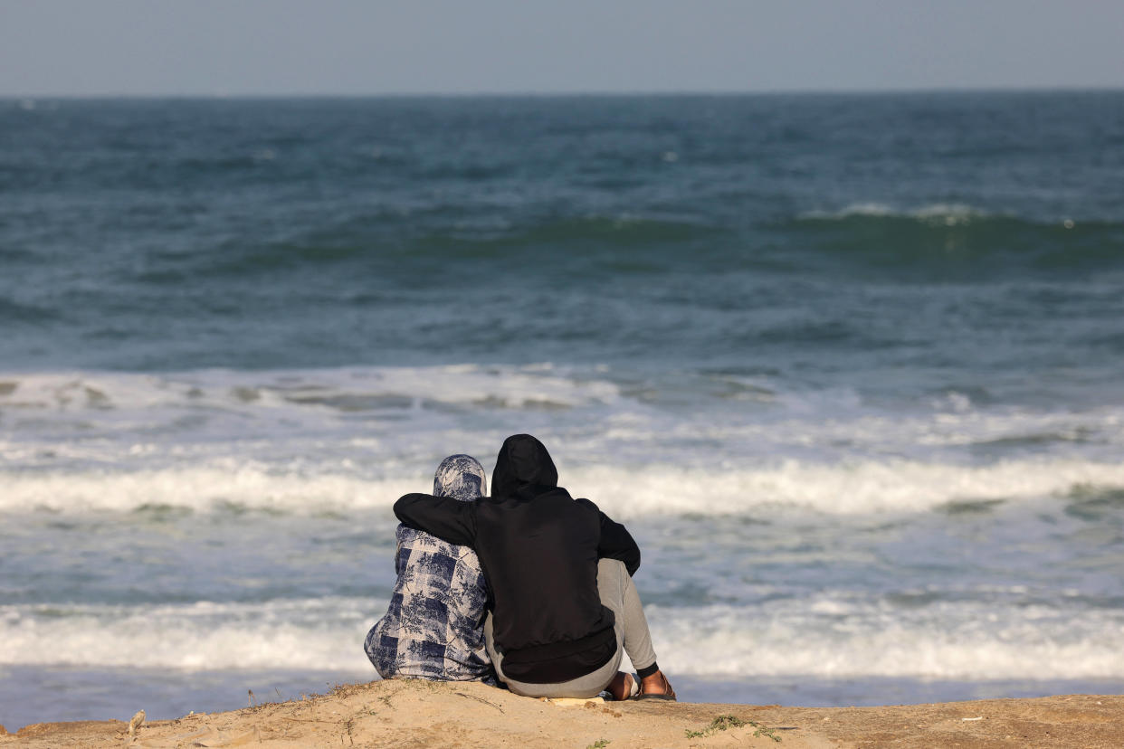 Un couple regarde la mer près d’un camp de réfugiés à Rafah, près de la frontière avec l’Égypte, dans le sud de la bande de Gaza, le 24 janvier 2024 (photo d’illustration)