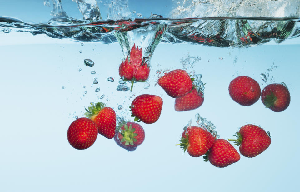 Erdbeeren sollten nicht unter fließendem Wasser, sondern im Wasserbad gewaschen werden. (Bild: Getty Images)