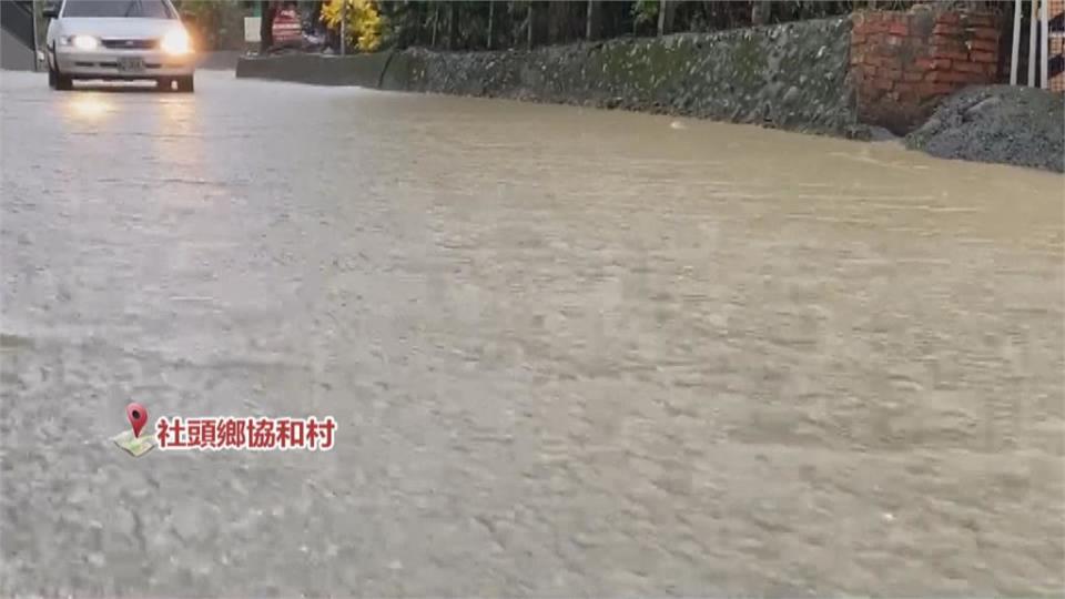 雨彈炸裂！　壘球場變小湖泊　水淹到小腿肚