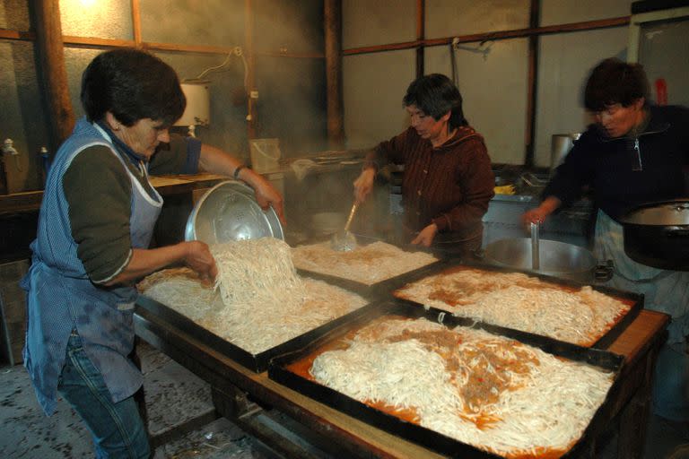 El trabajo en comedores, una de las tareas más frecuentes en la llamada economía social