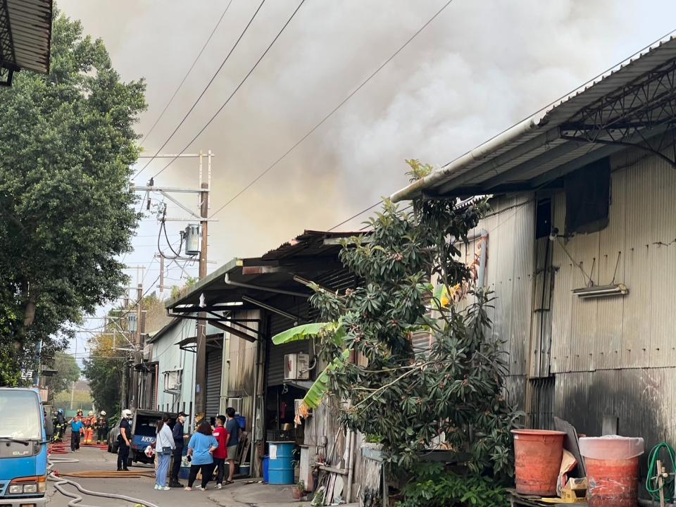 新北市板橋區一處鐵皮工廠今天（4/16）上午發生火警。翻攝新北市消防局臉書