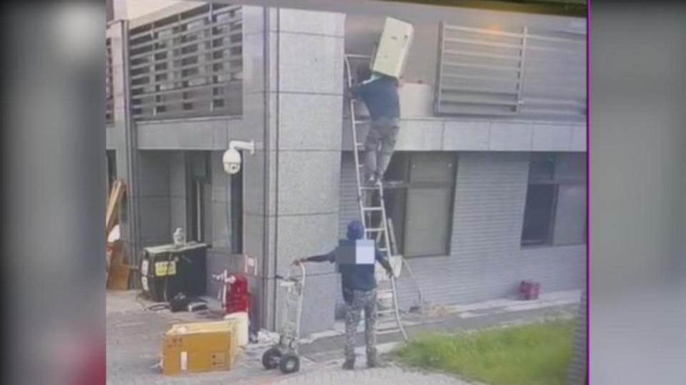 有名工人站上2層樓高的梯子，一手扶著梯子，另一手則扛著冷氣。（圖／翻攝自抖音）