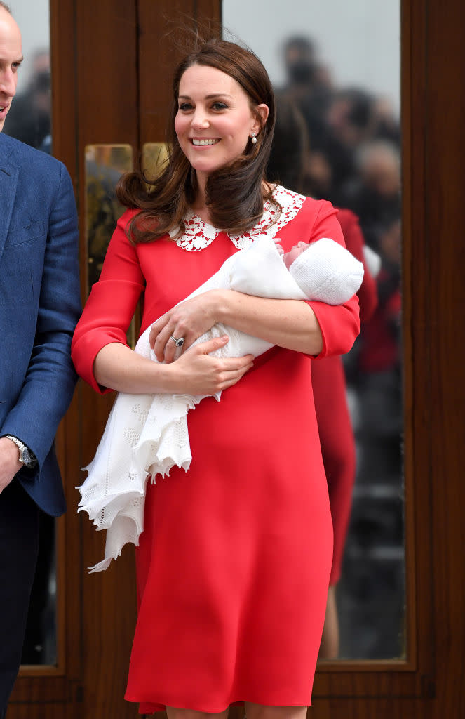 The Duchess of Cambridge leaving the Lindo Wing with her newborn son Prince Louis of Cambridge at St Mary's Hospital on April 23, 2018. (Getty Images)