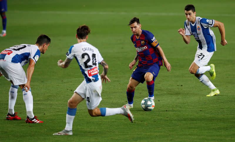 Lionel Messi en acción durante el partido entre el FC Barcelona y el Espanyol por la Liga española de fútbol, en el estadio Camp Nou, en Barcelona, España