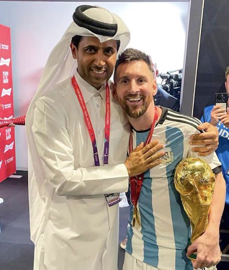 El presidente del PSG, Nasser Al-Khelaifi y Lionel Messi durante el Mundial de Qatar 2022