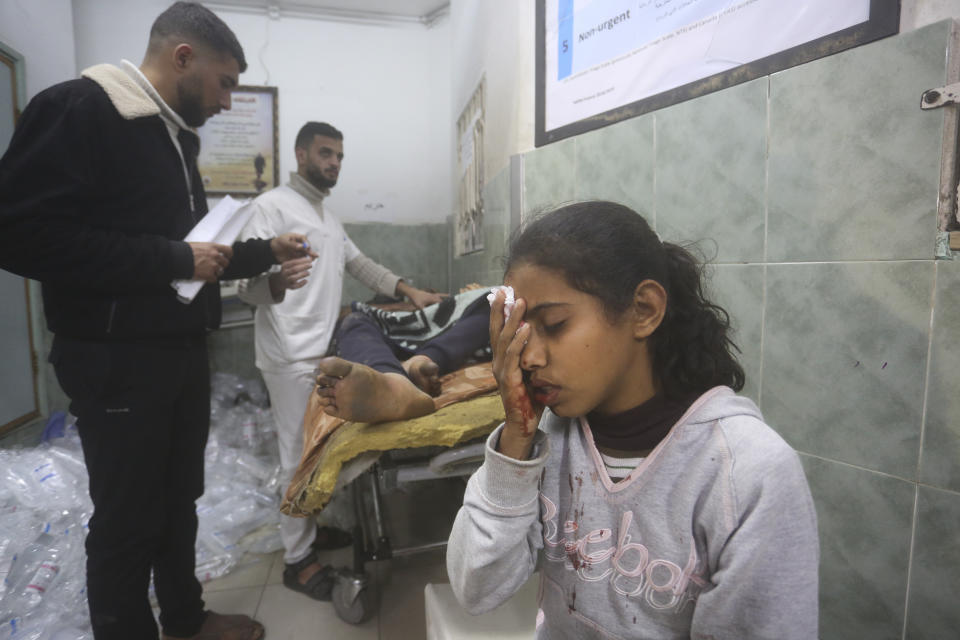 Palestinos heridos en un bombardeo israelí reciben tratamiento en un hospital en Rafah, en la Franja de Gaza, el 5 de febrero de 2024. (AP Foto/Hatem Ali)