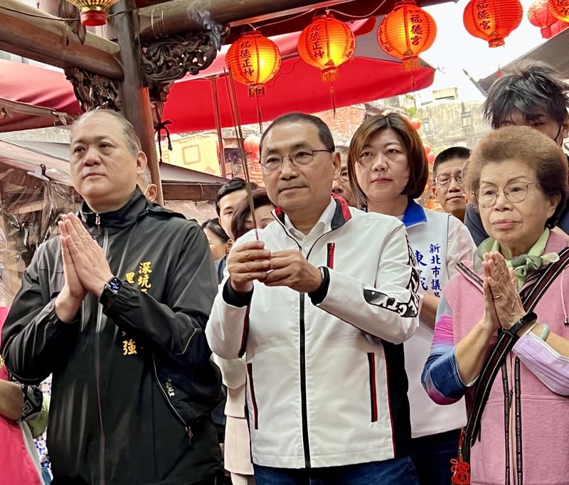 侯友宜深坑街尾福德宮參香祈福 新北市長侯友宜（前中）5日到深坑老街視察周邊環 境及交通，並到街尾福德宮參香祈福。 中央社記者楊侃儒攝  113年4月5日 