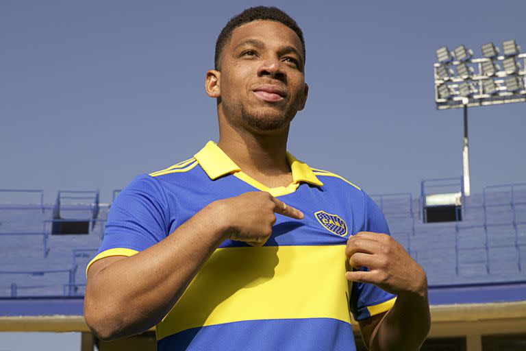 Frank Fabra luce la nueva camiseta de Boca, sin publicidad