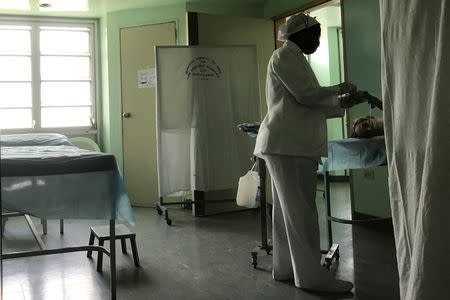 A nurse assists an HIV-positive and tuberculosis patient at the Jose Gregorio Hernandez hospital in the slum of Catia in Caracas, Venezuela November 20, 2018. Picture taken November 20, 2018. REUTERS/Marco Bello