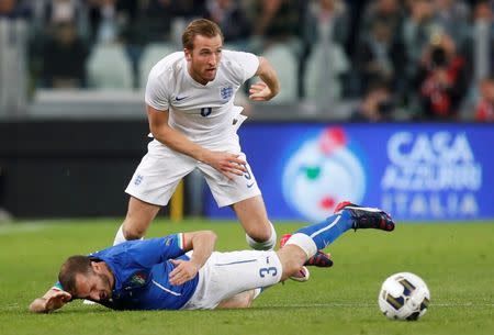 Football - Italy v England - International Friendly - Juventus Stadium, Turin, Italy - 31/3/15 Italy's Giorgio Chiellini in action with England's Harry Kane Action Images via Reuters / Carl Recine Livepic