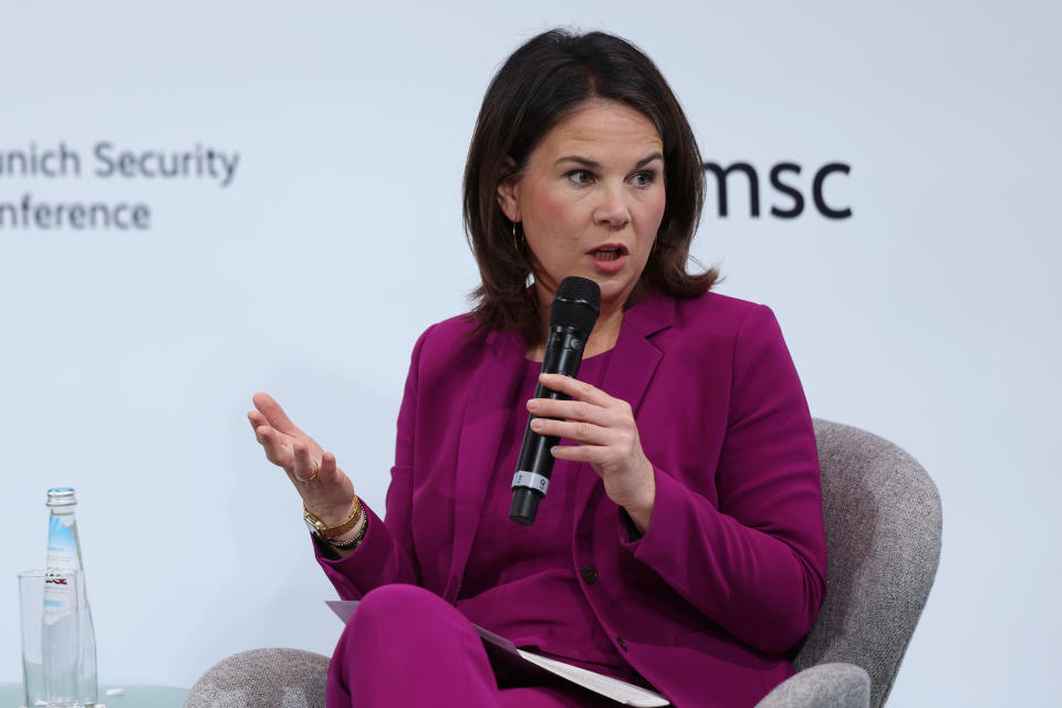 Außenministerin Annalena Baerbock spricht auf der Münchner Sicherheitskonferenz. (Bild: Getty Images)