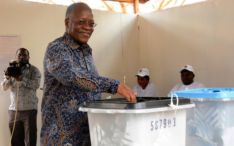 Tanzanian President John Pombe Magufuli casts his ballot during the Presidential and Parliamentary elections in Chamwino district in Dodoma, Tanzania October 28, 2020.  - REUTERS