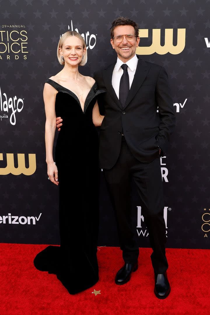 Carey Mulligan y Bradley Cooper, protagonistas de Maestro, posaron juntos para las cámaras. Ella impactó con la sencillez de su vestido largo y negro de Armani Privé y joyas de Tiffany & Co. Él también se lució con un traje negro