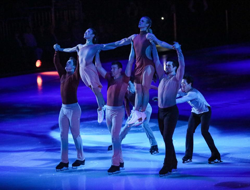 The cast of Stars on Ice performs a group number.