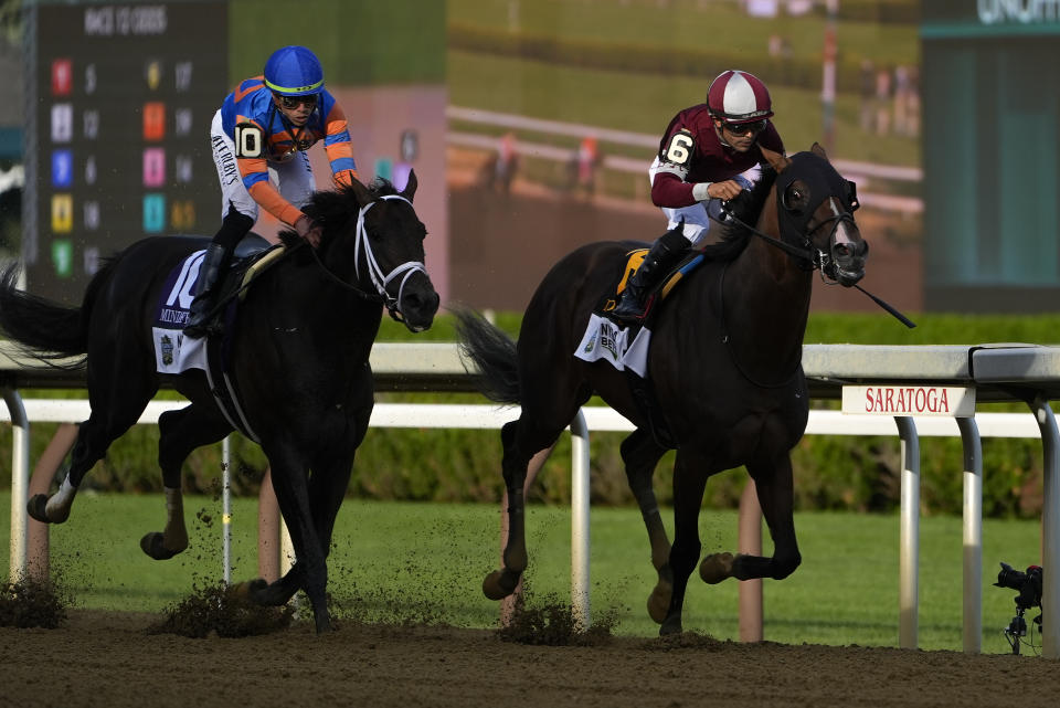 Dornoch, con el jinete Luis Sáez, cruza la línea de meta antes de Mindframe de Irad Ortiz Jr. para ganar la 156ma edición de Belmont Stakes en Saratoga Springs el sábado 8 de junio del 2024. (AP Foto/Julia Nikhinson)