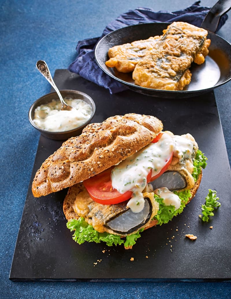 Making vegan seafood is easier than you may think. The main ingredient: seaweed that brings in that fishy flavour. This fried fish sandwich is made from white radish. Matthias Hoffmann/Becker Joest Volk Verlag/dpa