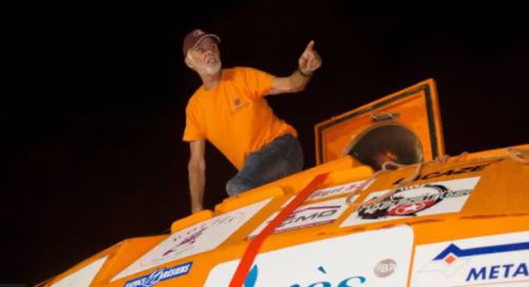 Jean-Jacques Savin en su barril luego de llegar a la isla francesa de Martinica.