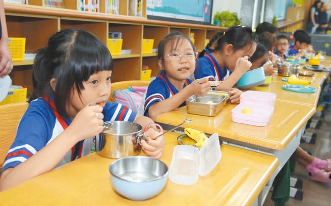 許多民辦桶餐業者沒有打疫苗，家長擔憂開學反而提高小孩染疫的機會。（本報資料照片）