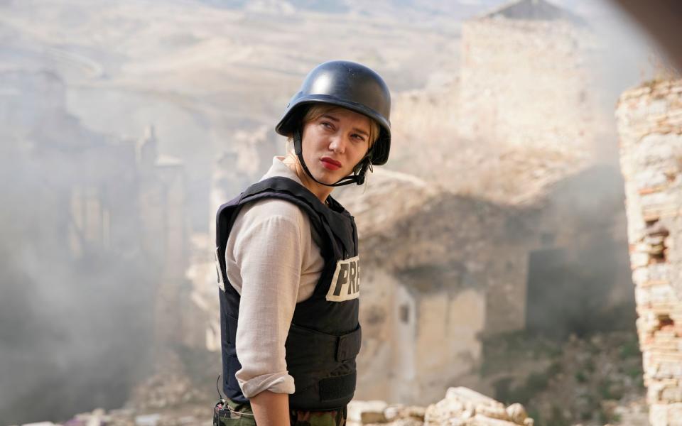 France de Meurs (Léa Seydoux) wird gefeiert als die "größte Journalistin Frankreichs". Aber wie echt sind die Reportagen, die sie aus dem Krieg mit nach Hause bringt? (Bild: R. Arpajou/ 3B Productions)