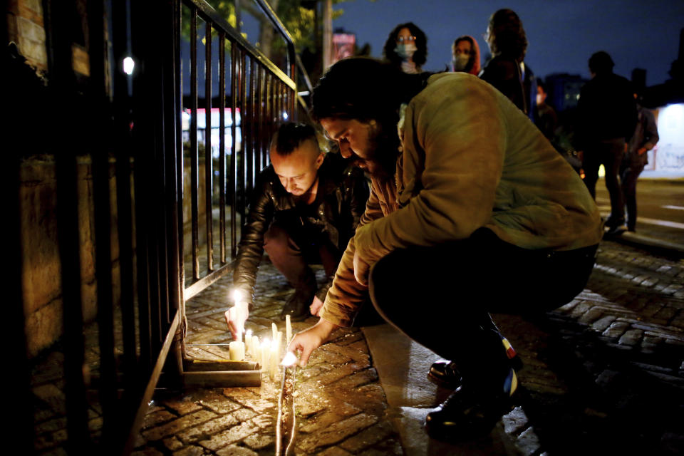 Seguidores de los Foo Fighters encienden velas frente al hotel donde se cree que se alojaba Taylor Hawkins, su baterista, en Bogotá, Colombia, el 26 de marzo de 2022. Hawkins, quien durante 25 años fue el baterista del grupo y era el mejor amigo de su líder, Dave Grohl, falleció en una gira por Sudamérica. Tenía 50 años. (AP Foto/Leonardo Muñoz)