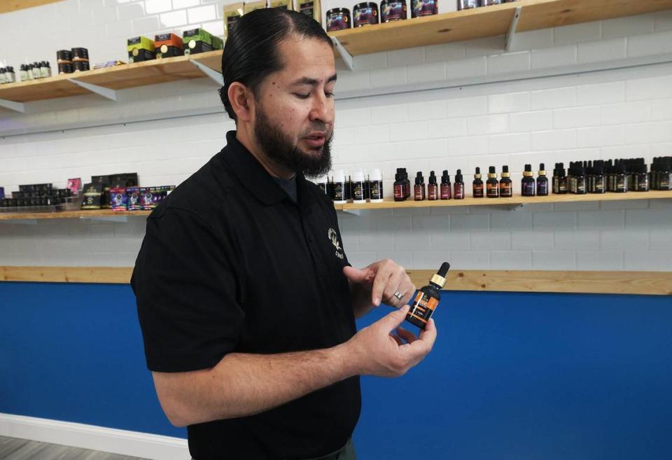 Asad Shalami, propietario de ZAR Wellness, muestra algunos de los productos que vende en sus tiendas de Texas, incluido el extremo norte de Fort Worth. Shalami, veterano del Ejército de Estados Unidos, puso en marcha el negocio para ofrecer productos a base de cáñamo como alternativa a los veteranos que sufren dolencias.