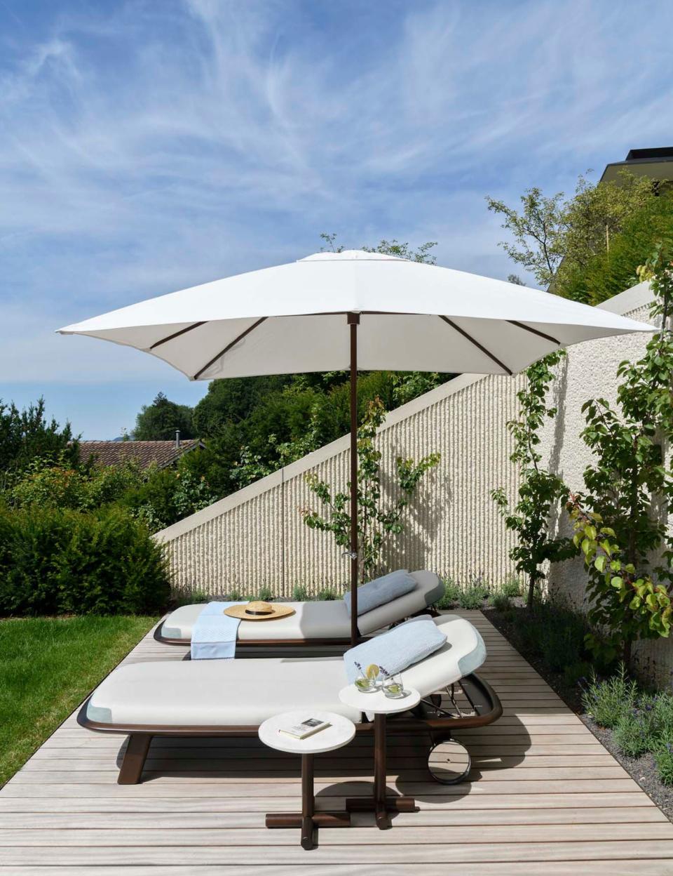 Un coin d’ombre au jardin avec un parasol