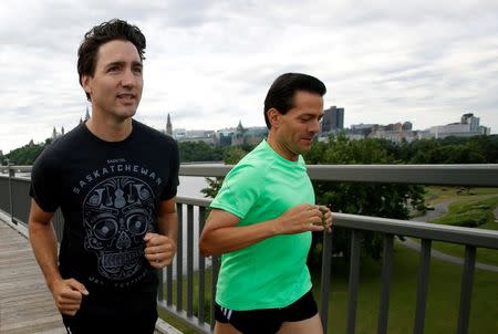 Canada's Prime Minister Justin Trudeau (L) runs with Mexico's President Enrique Pena Nieto across the Alexandra Bridge from Ottawa to Gatineau, Quebec, Canada, June 28, 2016. REUTERS/Chris Wattie