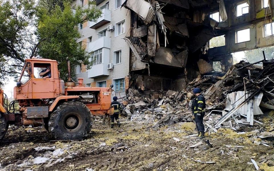 This handout picture taken and released by Ukrainian Emergency Service on September 16, 2022 shows rescuers dismantling debris from a residential building in Bakhmut, Donetsk region destroyed as a result of missile strike, amid the Russian invasion of Ukraine. (Photo by UKRAINIAN EMERGENCY SERVICE / AFP) / -----EDITORS NOTE --- RESTRICTED TO EDITORIAL USE - MANDATORY CREDIT "AFP PHOTO / UKRAINIAN EMERGENCY SERVICE" - NO MARKETING - NO ADVERTISING CAMPAIGNS - DISTRIBUTED AS A SERVICE TO CLIENTS - NO ARCHIVES (Photo by STR/UKRAINIAN EMERGENCY SERVICE/AFP via Getty Images) - STR/Ukrainian Emergency Service/AFP via Getty Images