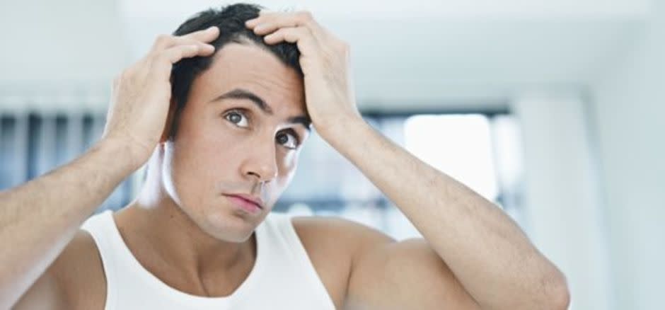 La caída del cabello no es una preocupación estética femenina, los hombres también la sufren y a veces, es un síntoma de que tu salud no anda del todo bien. (Foto: Getty)