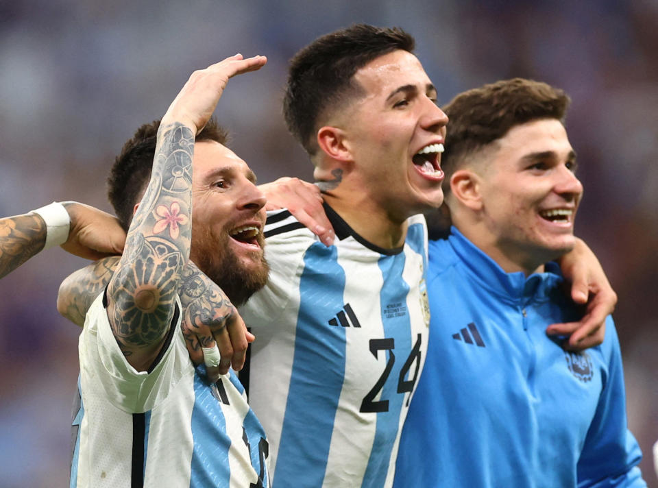 Enzo Fernández celebrando junto a Messi y Julián Álvarez la victoria sobre Países Bajos del pasado viernes. (REUTERS/Carl Recine)