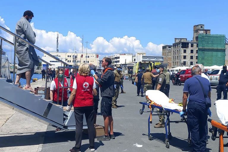 Supervivientes llegan en yate tras una operación de rescate en el puerto de la ciudad de Kalamata, a unos 240 kilómetros al suroeste de Atenas, el miércoles 14 de junio de 2023.