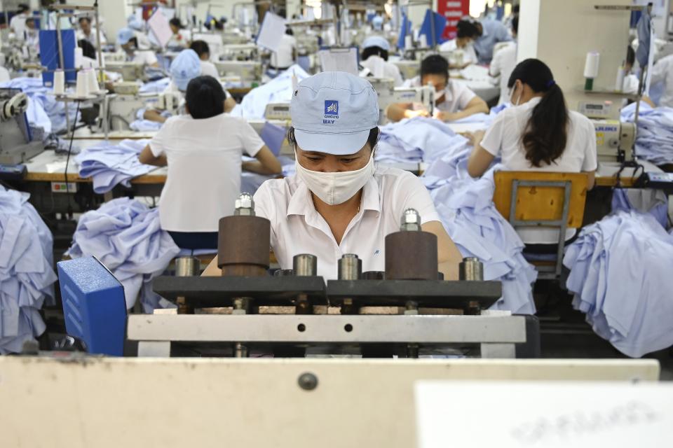 Esta fotografía tomada el 24 de mayo de 2019 muestra una fábrica de prendas de vestir en Hanoi, Vietnam. Foto: MANAN VATSYAYANA / AFP / Getty Images.