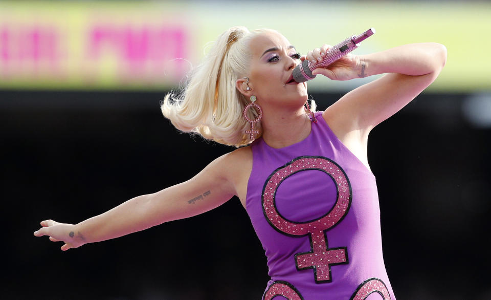 Katy Perry canta antes de la final de la Copa Mundial de Cricket Femenino T20 entre Australia e India, el 8 de marzo de 2020 en Melbourne. El nuevo álbum de Perry, "Smile", sale el viernes 28 de agosto. (AP Foto/Asanka Ratnayake, Archivo)