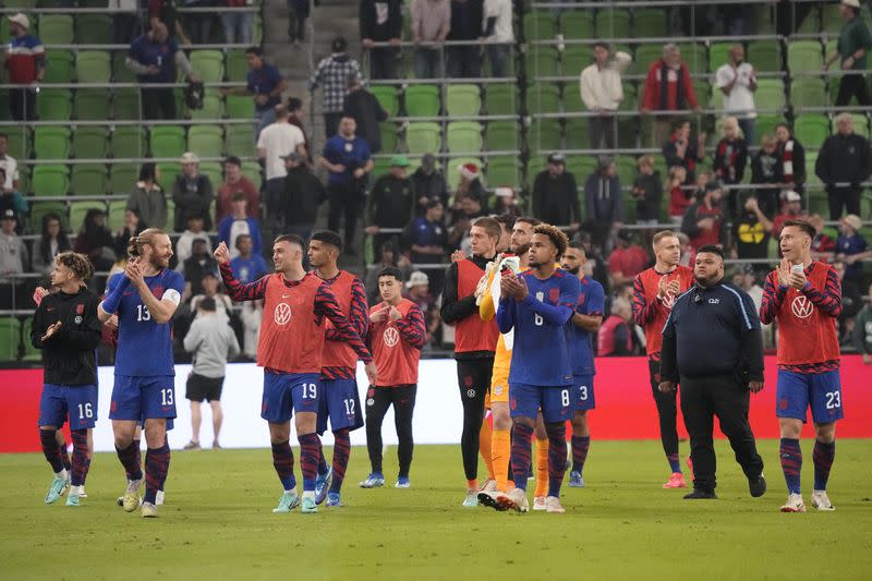 Foto de archivo de jugadores de Estados Unidos reconoce y aplaude a sus aficionados tras ganar un partido de la Liga de Naciones de la Concacaf