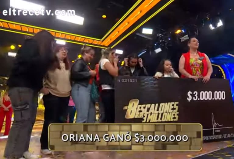 Oriana ganó $3.000.000 en Los 8 escalones y lo celebró con su familia (Foto: Captura eltrece)