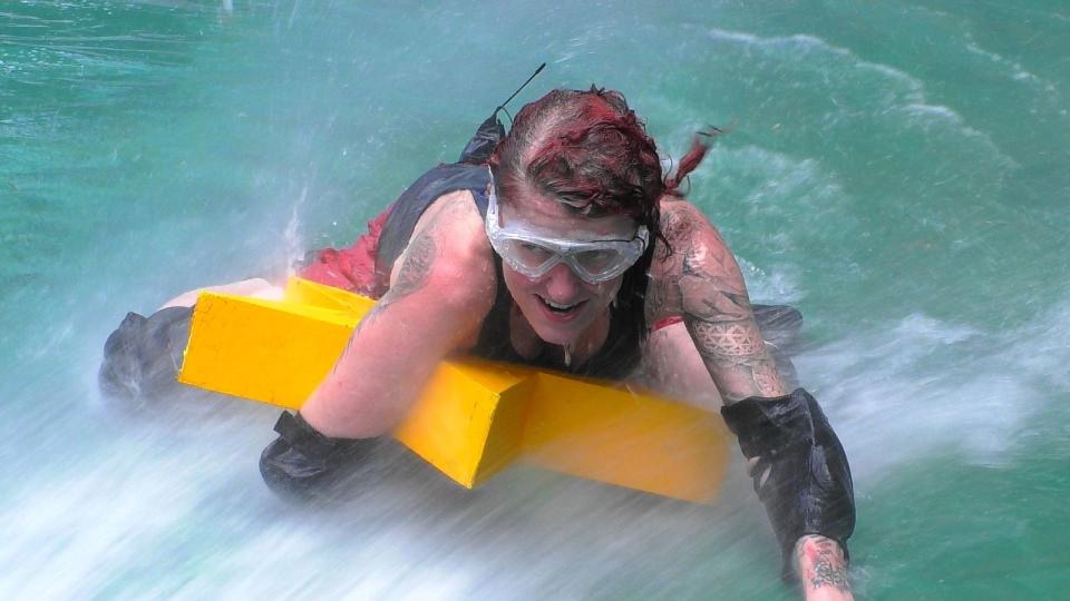 Bei der Dschungelprüfung machte Sängerin Lucy die beste Figur und ließ sich von den Wassermassen nicht mitreißen. Am Ende der Prüfung reagierte Lucy begeistert und gab zu, dass sie voller Adrenalin gewesen sei. (Bild: RTL / Stefan Thoyah)