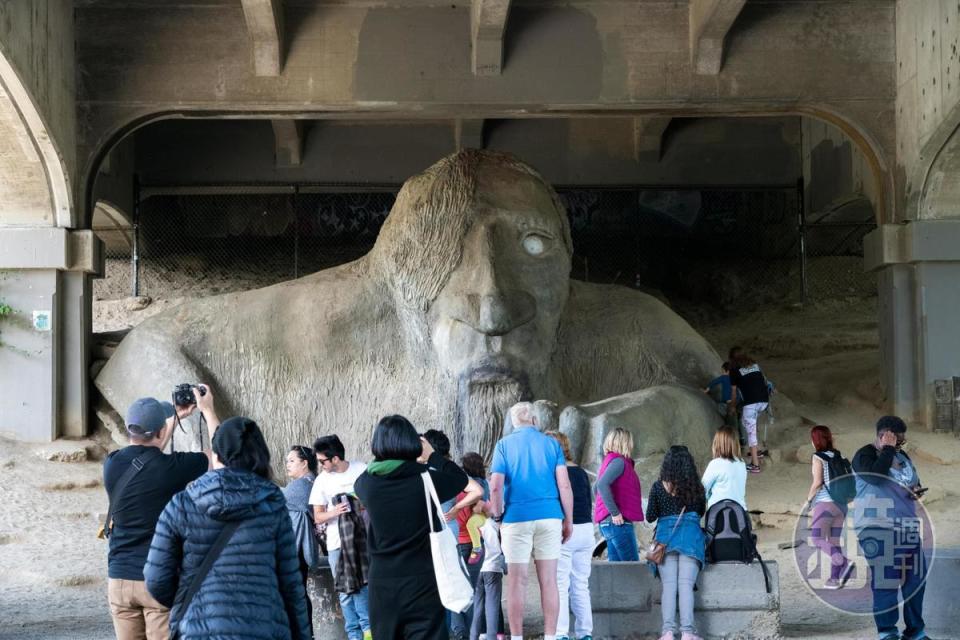 Aurora Bridge橋下的巨人雕塑（The Fremont Troll），是Fremont在地藝術家的集體創作。