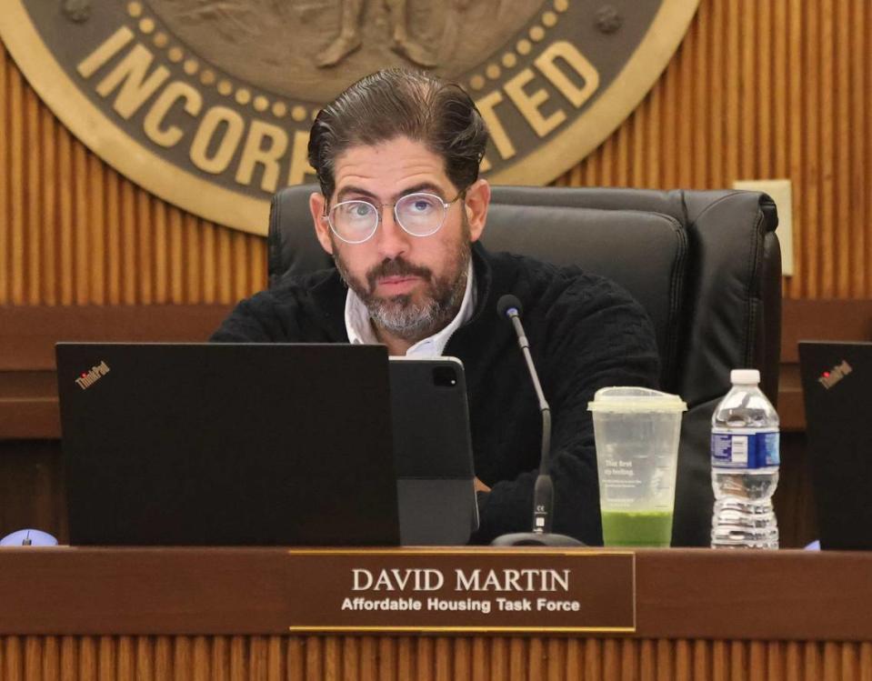 Director ejecutivo de Terra Group, David Martin, quien integra el Comité de VIvienda Asequible de Hialeah escucha al alcalde Esteban Bovo Jr.. Dicha empresa ha propuesto construir una nueva alcaldía en el único terreno disponible de la ciudad, el lunes 29 de enero de 2024 en Hialeah, Florida.