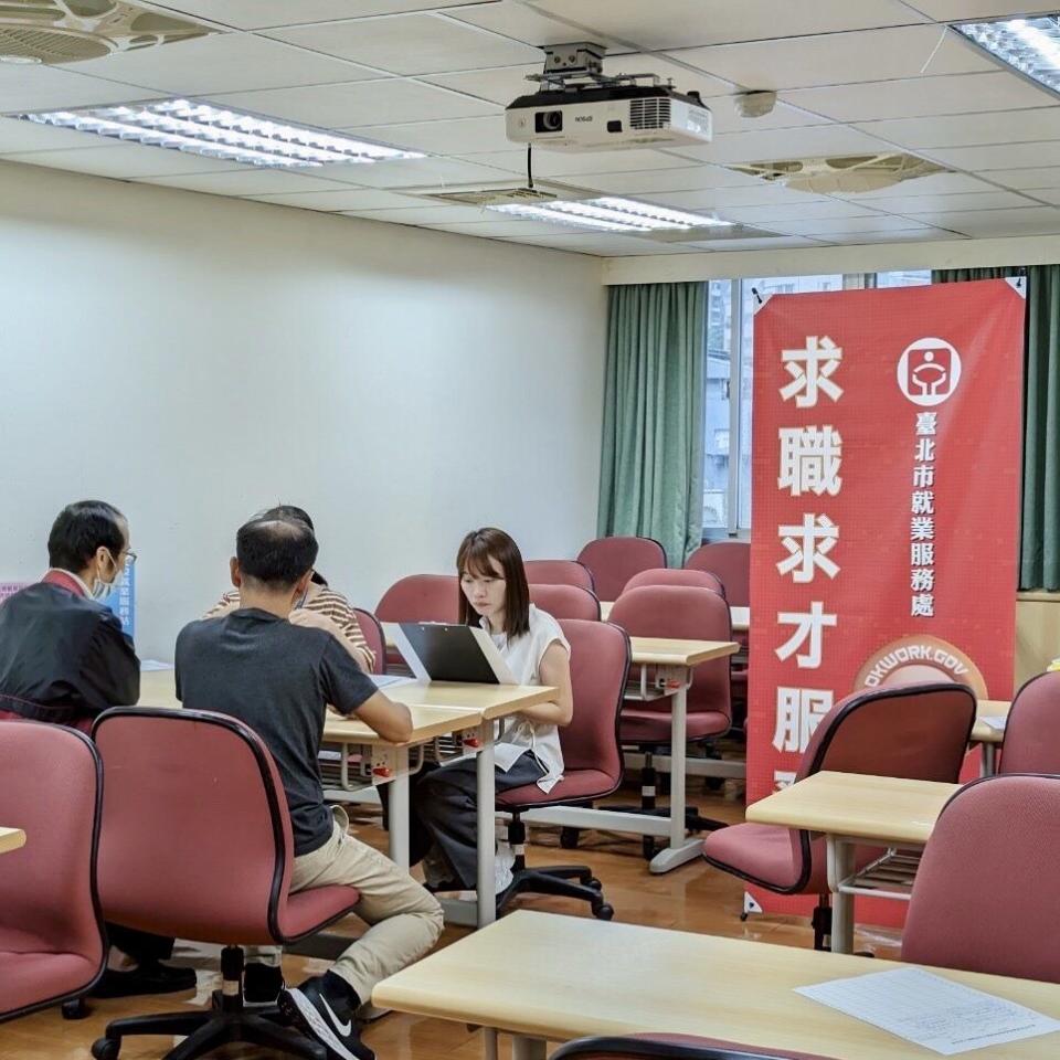 台北市就業服務處邀集十七家國內知名企業舉辦現場徵才活動。(台北市勞動局提供)