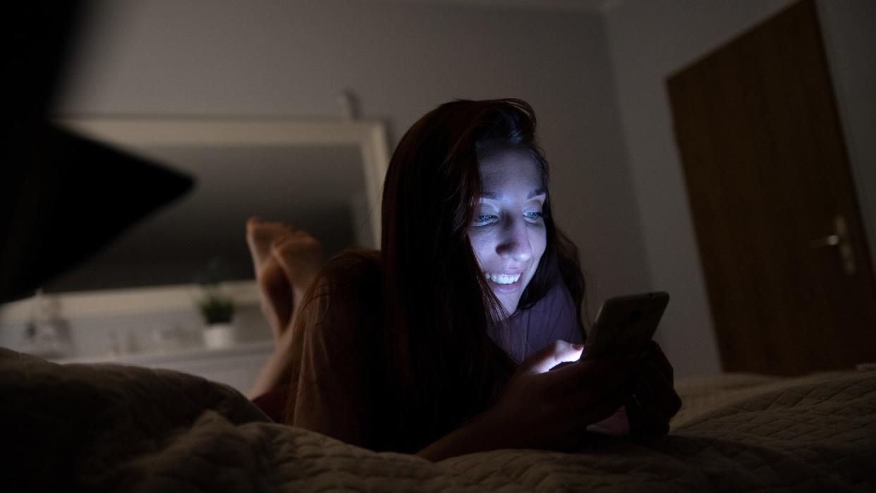 Am Abend noch im gleißenden Licht des Smartphone-Displays: Ob das gut für den Schlaf ist? Foto: Franziska Gabbert/dpa-tmn
