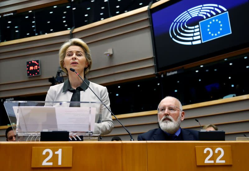 La presidenta de la comisión europea, Ursula von der Leyen, habla durante una sesión extraordinaria para presentar el Pacto Verde, en el Parlamento Europeo en Bruselas, Bélgica, el 11 de diciembre de 2019