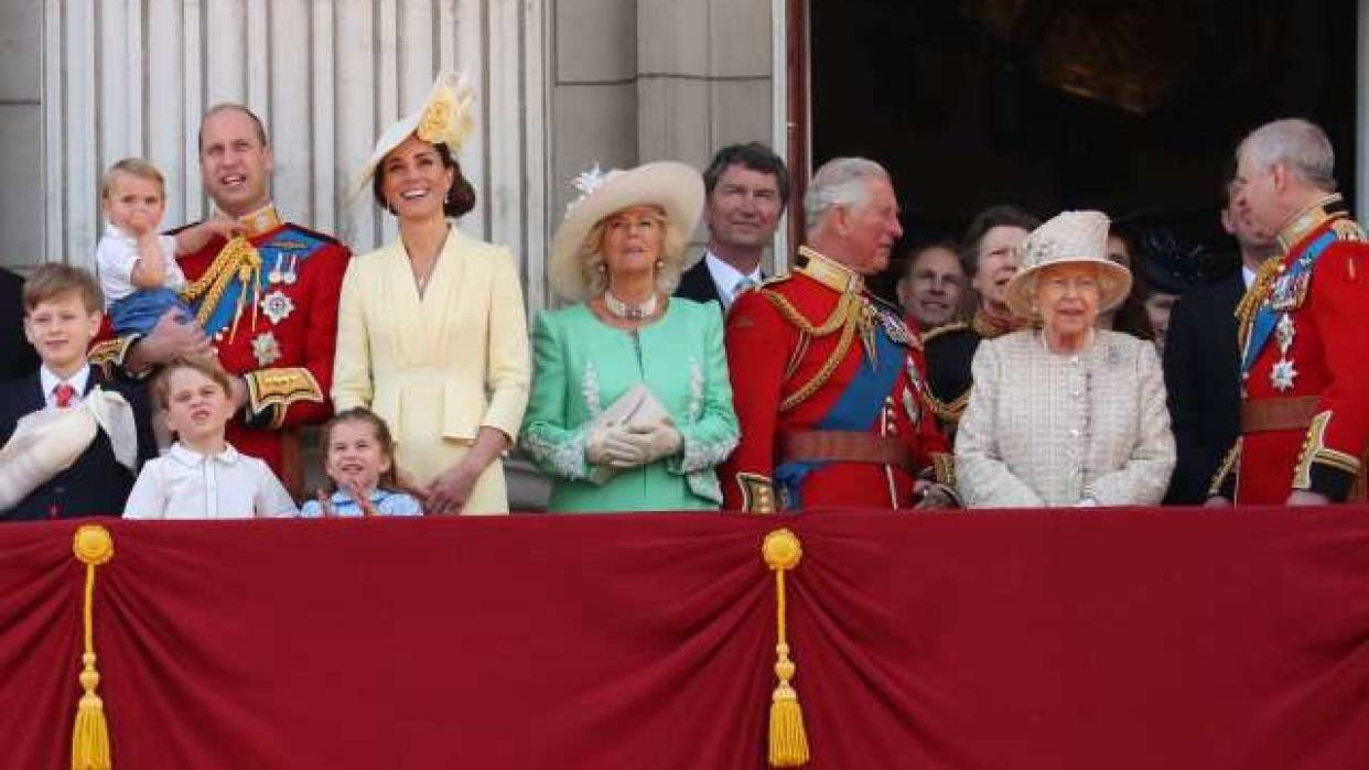 Une partie de la famille royale réunie sur le balcon du palais de Buckingham, lors d’une cérémonie le 2 juin marquant le début des festivités des 70 ans de règne d’Elizabeth II.