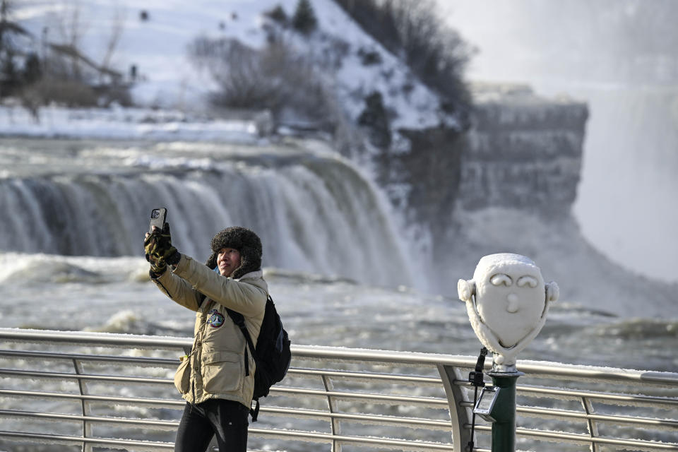 Selfie mit Eis-Fällen: Ein Tourist nutzt die seltene Gelegenheit für ein Erinnerungsfoto. (Bild: Fatih Aktas/Anadolu Agency via Getty Images)