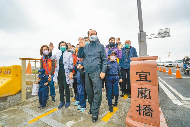 宜蘭橋昨全面通車，宜蘭縣長林姿妙（左二）、政務委員吳澤成（左三）等人出席，並引領小朋友走宜蘭橋人行道。（李忠一攝）