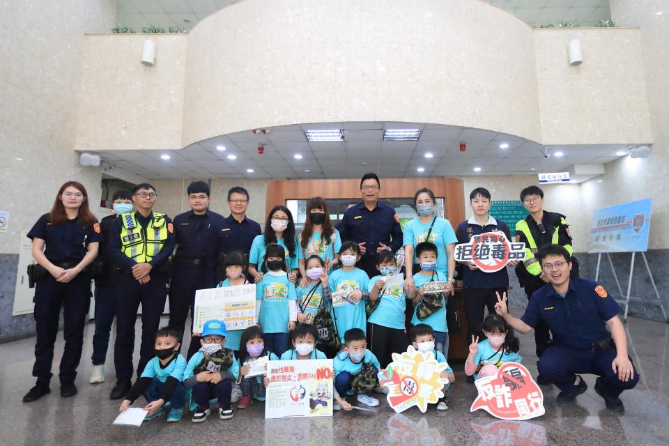 幼兒園孩童參觀警察局。（記者徐煜勝翻攝）