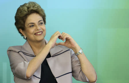 Brazil's President Dilma Rousseff smiles during a meeting with artists and intellectuals in defense of democracy at the Planalto Palace in Brasilia, Brazil, March 31, 2016 . REUTERS/Adriano Machado