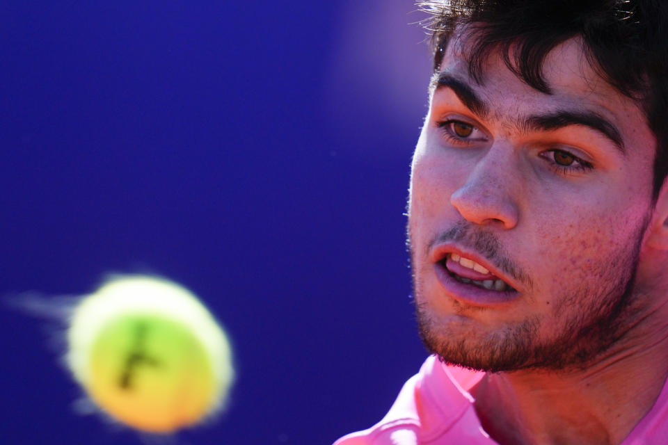 Carlos Alcaraz devuelve ante Cameron Norrie en la final del Abierto de Argentina, el domingo 19 de febrero de 2023, en Buenos Aires. (AP Foto/Natacha Pisarenko)