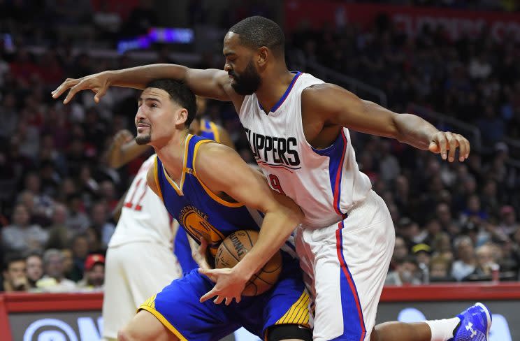 Klay Thompson angles for a shot in Wednesday's Warriors win. (Associated Press)